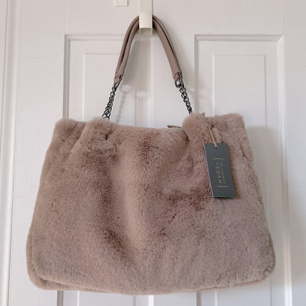 Large shoulder bag… faux fur… dusty rose color